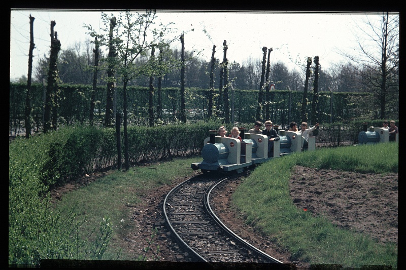 32.Efteling mei 1970 Brigitte,Marion.JPG